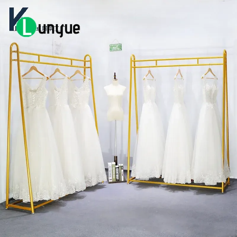Wedding Solution - スタジオでの展示用、床から天井まで届く大型のウェディングドレスラック。サイドハンガー付き。トレーリングドレスやシウヘドレスを収納できる、頑丈な収納ソリューション。