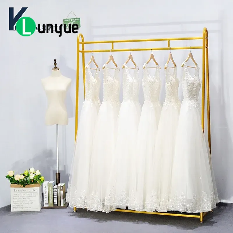 スタジオでの展示用、床から天井まで届く大型のウェディングドレ - Wedding Solution のレビューと価格