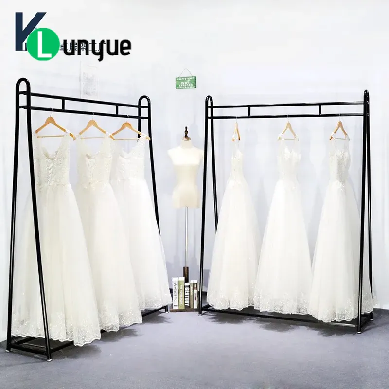 スタジオでの展示用、床から天井まで届く大型のウェディングドレ - Wedding Solution のレビューと価格