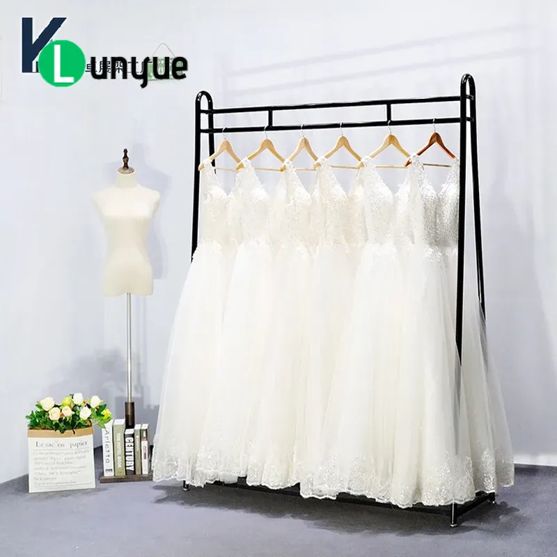スタジオでの展示用、床から天井まで届く大型のウェディングドレ - Wedding Solution のレビューと価格